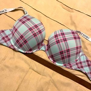 Lightly worn Victorias Secret t-shirt push-up full coverage bra.